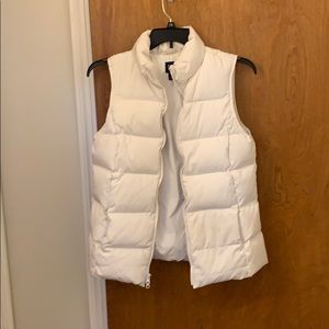 Gap size M white puffer vest.